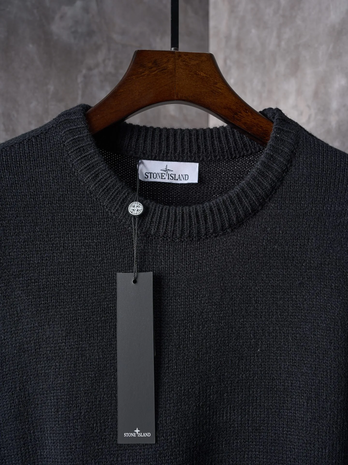 P410 Actual auction】Stonesland/Stone Island knitted round neck long-sleeved sweater with embroidered arm logo [Color] Black Gray Apricot [Ready Stock] S M L XL Made of 30% wool, 50% cotton, 20% spandex. The arm embroidery logo is made of double-layer soft leather, with embroidery logo technology on the surface and embellishment with the brand logo. Comes with laser engraved metal buttons. Garment washing-fixing color-fixing pattern-removing wool impurities.  This style is woven with a 7-needle imported machine, with knitted threads on the neck and hem, and embroidered logos on the arms to present the brand vision.